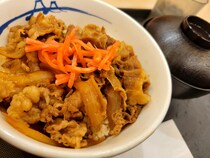 松屋と“意外”なコラボ実現か？　「よんだ？」でおなじみ　オフロスキーそっくりなシルエットに歓喜