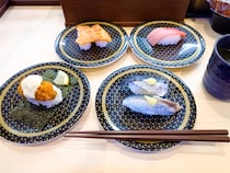 くら寿司、次のコラボは？　匂わせシルエットに「BT21っぽい」「ちいかわの新ビジュ？」と予想白熱