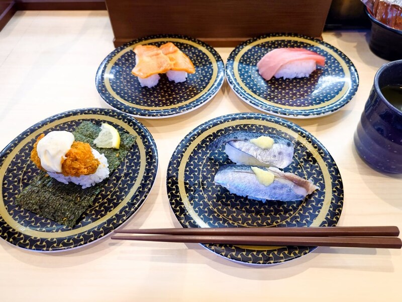 くら寿司、次のコラボは? 匂わせシルエットに「BT21っぽい」「ちいかわの新ビジュ?」と予想白熱