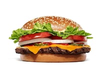 バーガー「金魚」？　「あいつが来る！！」とバーガーキング公式　コラボ示唆が話題