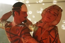 【画像】え…っ？「腹筋スゴイよ！カワイイよ！」　こちらが実写『ゴールデンカムイ』の「江渡貝くぅん」ファッションショーの「全身ショット」です