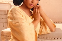 【画像】え…っ！「お美しい」「美褐色」　こちらが初代『ガンダム』ララァ・スンの美麗コスプレ写真です（6枚）