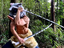 【画像】え…っ！「筋肉美やばっ」「素顔もイケメン」　こちらがクオリティー高過ぎな『鬼滅』伊之助のコスプレです（12枚）