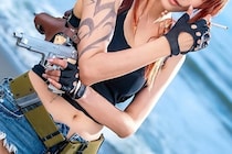 【画像】え…っ！「スタイル抜群」「美しい」　こちらが40代美女コスプレイヤーによる『BLACK LAGOON』レヴィの写真です（6枚）