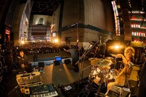 ［Alexandros］ゲリラライブに熱狂　『閃光のハサウェイ』歌舞伎町で4000人の決起集会