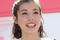 【画像】え、「ちゃんと足出してる」「違和感なさすぎ」　コチラが仲里依紗さんの「アラフォー女子高生」役の姿です