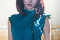 『Zガンダム』エマ中尉のコスプレイヤーが美しすぎっ！　麗しいノースリーブ制服姿に「見惚れちゃう」