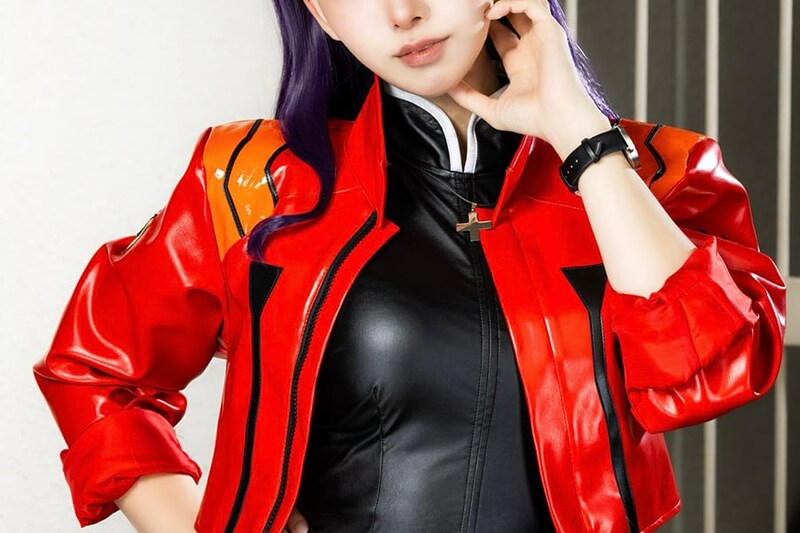 「完ぺき」『エヴァ』“葛城ミサト”の美麗コスプレイヤーに「美しい」「ボディラインきれい」