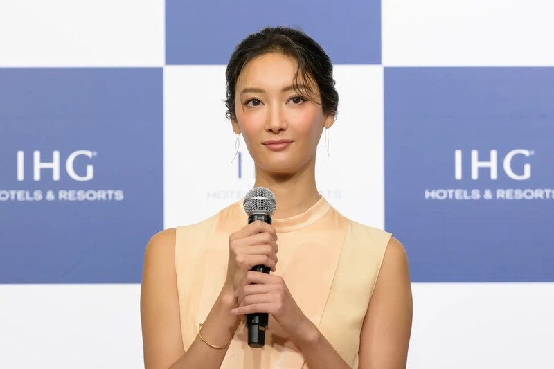 妖艶かつ激ツヨなキャラを再現した実写化女優「仕草も美しい」「必要な脚の長さ」
