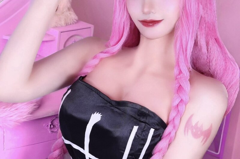 「腰ほっそ」『ワンピース』“ペローナ”の妖艶コスプレイヤーに「クオリティーたかっ」「抜群スタイル」