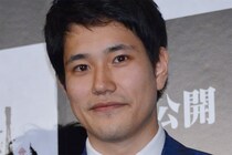 【画像】え、「そのまますぎ」「胸元に…」　松山ケンイチさんが描いた、「マッシュに激似」と話題の田辺誠一さんのイラストを見る