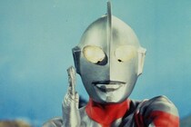 【画像】「えっ、また喋ったのか」これが『初代』の56年後にウルトラマンの声を演じたイケメン俳優です（4枚）