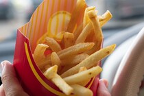 「ドラクエ再び？」「ドラえもんかな」謎の”青い物体”に予想白熱　マクドナルド←次のハッピーセットに注目集まる