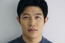 【画像】え、「腹筋が完璧に割れてる」「前も後ろも凄い」　コチラが鈴木亮平が実写版で披露した「バキバキ」な姿です