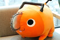 【画像】「腰ほっそ」「腹筋が…」　こちらがプールサイドで「脱ぎかけ」のレゼです（5枚）
