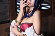「最高です」『ドラクエ3』酒場の“ルイーダ”美女コスプレイヤーに「めちゃくちゃきれい」「かわいい」
