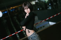 『ハンター×ハンター』眼鏡美女「シズク」のコスプレイヤーが実写版クオリティー！　おなかの“タトゥーちら見せ”にドキッ