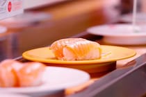 「ひと目で分かった」「文豪たちが…」　スシロー“次回コラボ”匂わせシルエット投稿し、反響