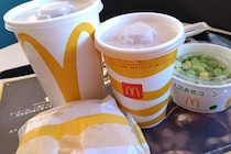 「転売ヤー来そうだな…」マック公式の次回ハッピーセット匂わせ投稿に「絶対買う」「まさかのGR GT？」