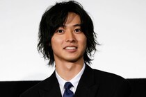 【画像】え、「背中でかッ」「だいぶ肉体改造した」　コチラが「ムキムキ」「カッコいい」と話題の山崎賢人さんの筋トレ姿です