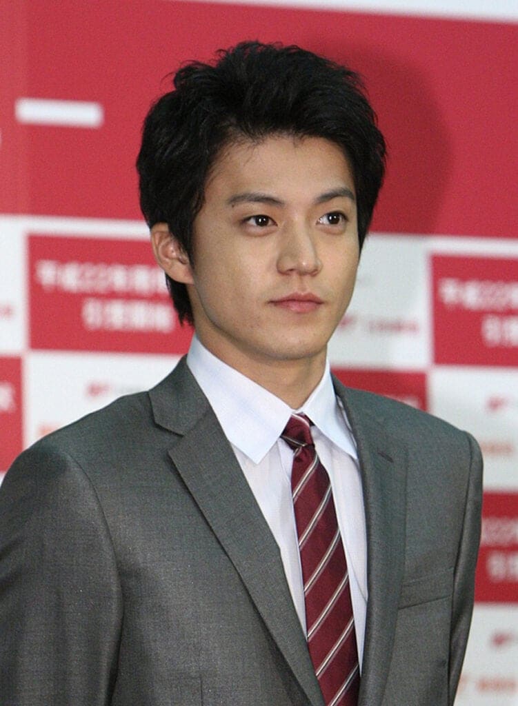 「え、怖すぎ」小栗旬演じる信長が見せた"衝撃の姿"に視聴者震撼「鬼みたい」「目がヤバい」