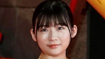 【画像】え、「けっこう似合う」「さわやか笑顔」　コチラが伊藤沙莉さんの白衣装での”細木数子”ポーズです