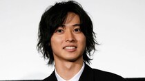 山崎賢人『ゴールデンカムイ』杉元の姿で「海岸で貝を探す」オフショット映像に反響