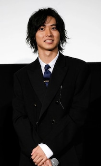 「一瞬、何事かと…」山崎賢人さん“包帯まみれ”な姿に反響「びっくり」「脳をつまみ食いされた後か」