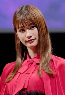 「声まで解釈一致」「腹筋もファッションも似合う」脅威の再現度で話題を集めた人気女優の実写化キャラ