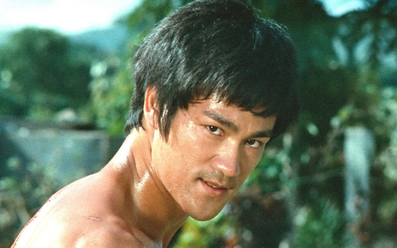「まさかの実弾…」ブルース・リー親子の「早すぎる死」と『死亡遊戯』の不気味な一致　GWに主演作が一挙放送