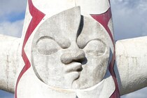 再販決定の「白き巨大塔」に、悲鳴と歓喜が交錯　「2万円、我慢すべきか…」