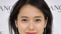 『地獄に堕ちるわよ』戸田恵梨香が細木数子ポーズで座る「開運待ち受け画像」が話題に