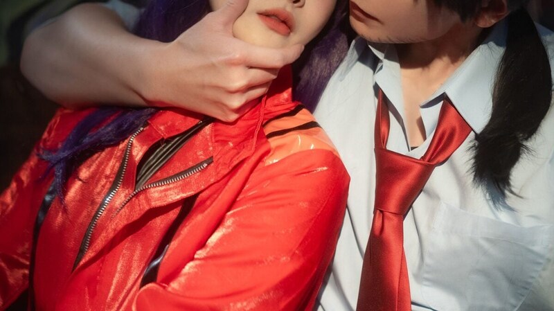 「色気ヤバっ！」『エヴァ』葛城ミサトの美女コスプレイヤーによる“ラブシーン”に「魅惑スタイル」「妖艶すぎ」