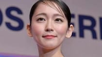 【画像】え、「ノースリーブチャイナ服の色気が」「メガネ姿がたまらん」こちらが吉岡里帆さん（33）が演じた可憐なヒロインです（3枚）