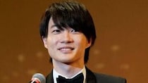 【画像】「え、なんで隅っこ（笑）」「メガネもカッコいい」　これが自分より友人を先に祝う、神木隆之介さんの姿です