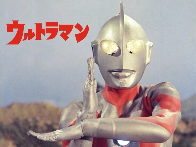 「収録日が一緒で」「テンション上がった」　人気芸人（52）の「ウルトラマン」たちとの写真に反響　「トリオ漫才師みたい」