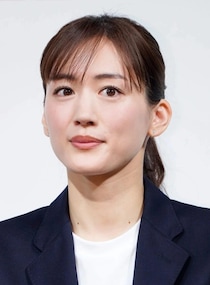 綾瀬はるか（41）の「母」のような笑顔に反響　純白ドレスでの”親子3ショット”に「まるで本物」「可愛い」