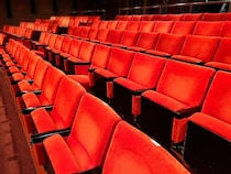 人気映画館でスマホを半強制的に「封印」する企画が？　Z世代の6割以上が「SNS離れる時間作りたい」と回答