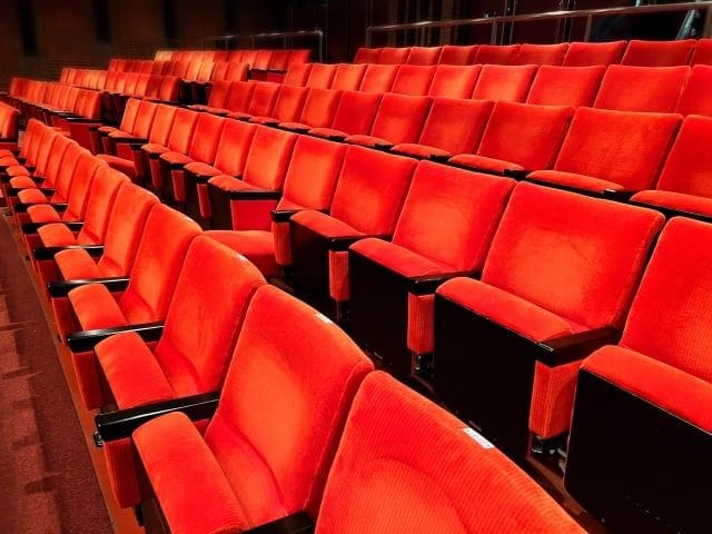 人気映画館でスマホを半強制的に「封印」する企画が？　Z世代の6割以上が「SNS離れる時間作りたい」と回答