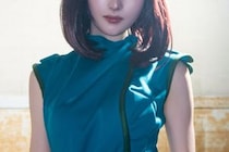 『Zガンダム』エマ中尉のコスプレイヤーが美しすぎっ！　麗しいノースリーブ制服姿に「見惚れちゃう」