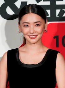 倉科カナ（38）、胸元＆背中”ざっくり”大胆ドレスが話題に「破壊力ハンパねえ」「見惚れちゃう」