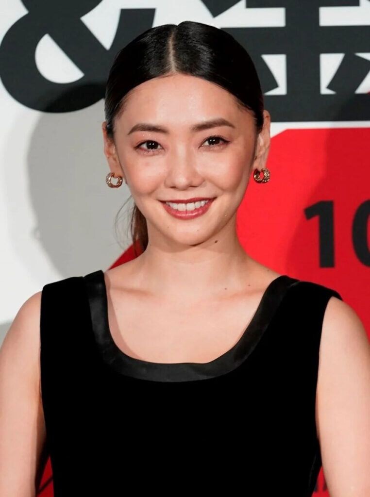 倉科カナ（38）、胸元＆背中”ざっくり”大胆ドレスが話題に「破壊力ハンパねえ」「見惚れちゃう」