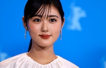 原菜乃華（22）の「後ろ姿だけで美人」「骨格が違う」写真が話題に　「全部好き」と語るもの見に行ったオフショット
