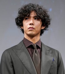 えっ賀来賢人（36）がSNSに「電話番号」アップした？　ファン反応「やらかした」「かけてみたら」「怖い怖い」