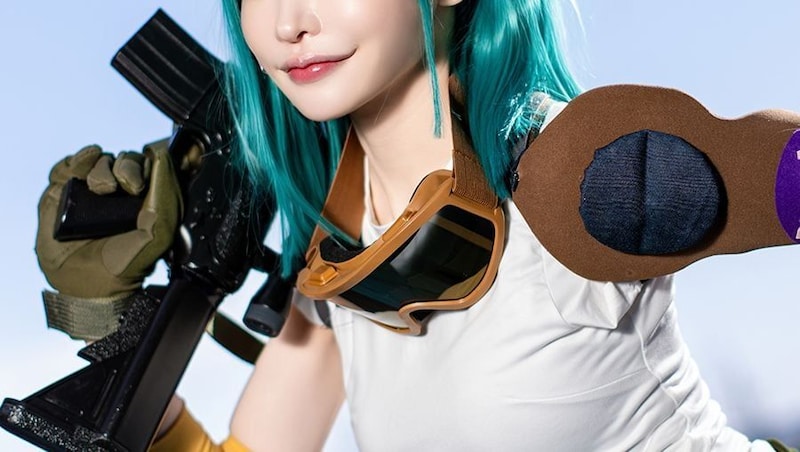 「圧巻クオリティー」『ドラゴンボール』ブルマの美麗コスプレイヤーに「魅惑シルエット」「まぶしい笑顔」