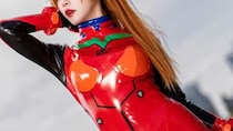 『新世紀エヴァンゲリオン』アスカのコスプレ、ロンギヌスの槍まで再現した完成度が圧巻