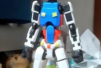 「シャアも困惑する笑」100均フィギュアで作られた『コレジャナイガンダム』に反響「キモいけど憎めない」
