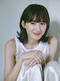 綾瀬はるか、バブリーな“真っ赤スーツ”に反響　強烈ビジュアルに「大胆」「インパクト強っ」「痺れる」