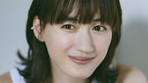 【画像】え、「大胆」「インパクト強すぎ」こちらが「綾瀬はるか」さんのド派手な赤スーツ姿です