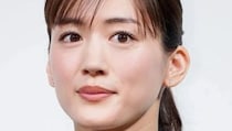 綾瀬はるかさん、『箱の中の羊』舞台挨拶で披露した黒ドレス姿にファンから称賛の声「お美しい」